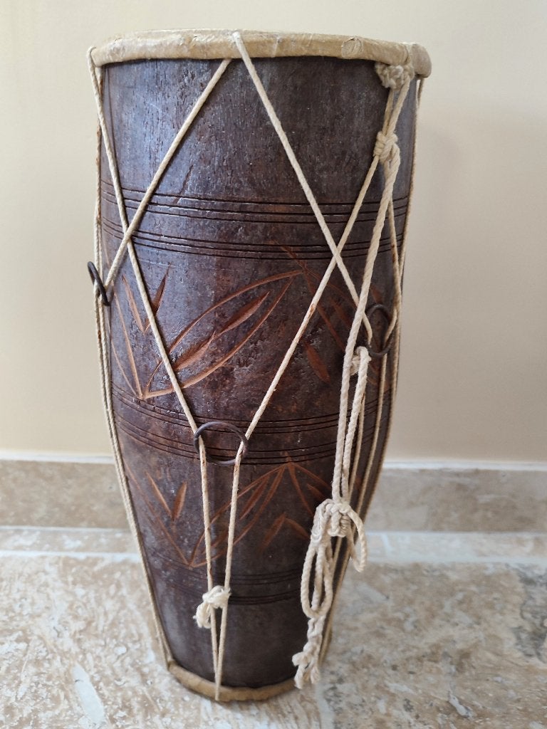 Tambour traditionnel en bois sculpté main. Bel objet déco!, Afrique, Brun, Bois, Sculpté