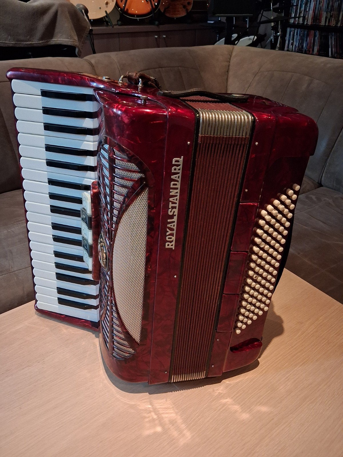 Accordeon Royal Standard, Ophalen
