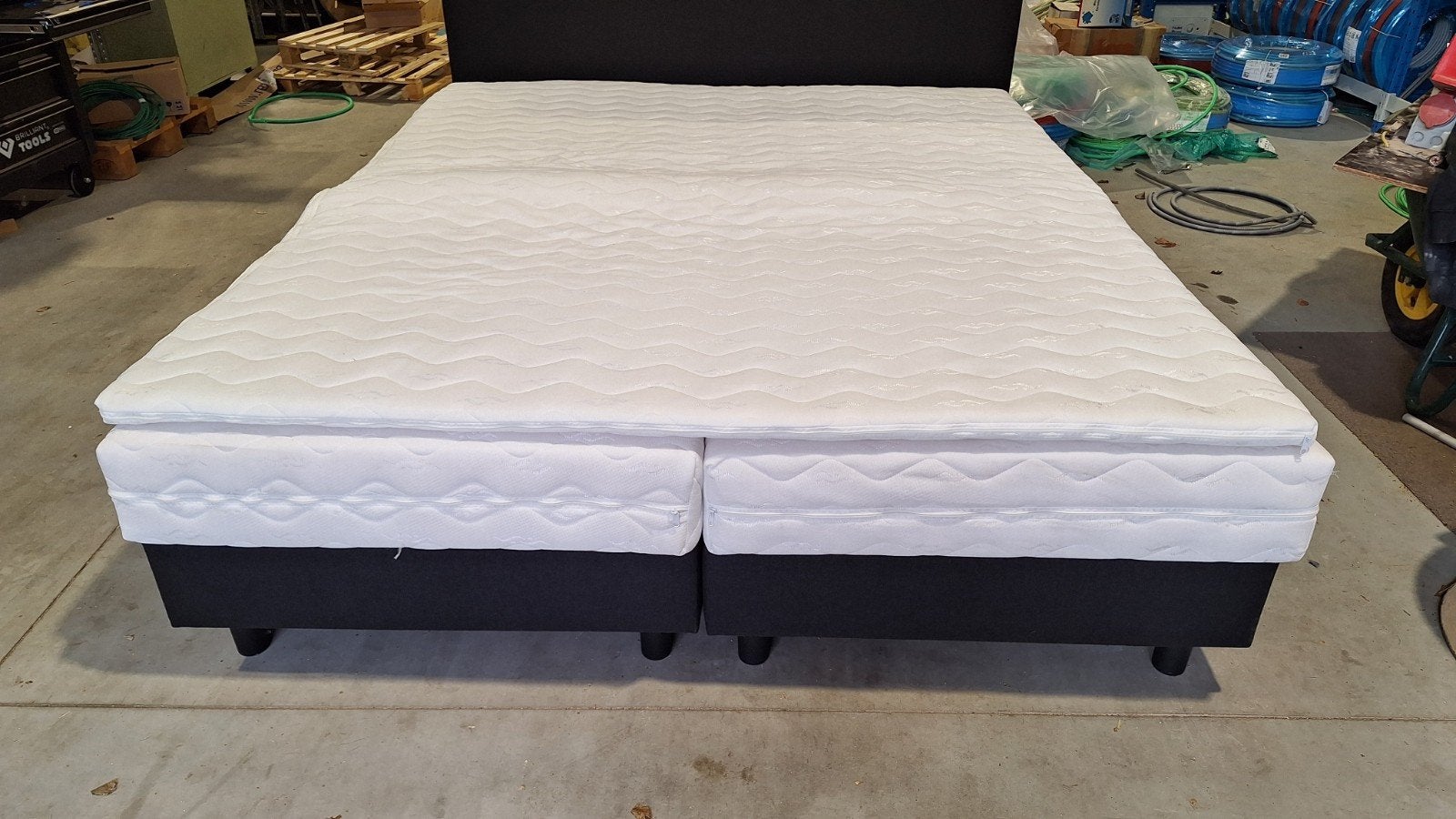 boxspring nieuw moet weg wegens te groot 2m op 2.20, Neuf, Autres dimensions, Brun, Enlèvement