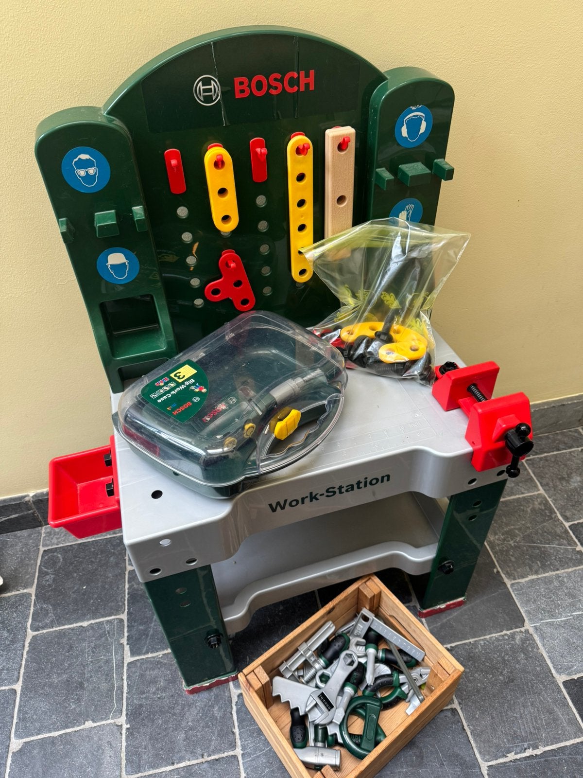 Bosch werkbank met toebehoren en boormachine, Ophalen, Gebruikt