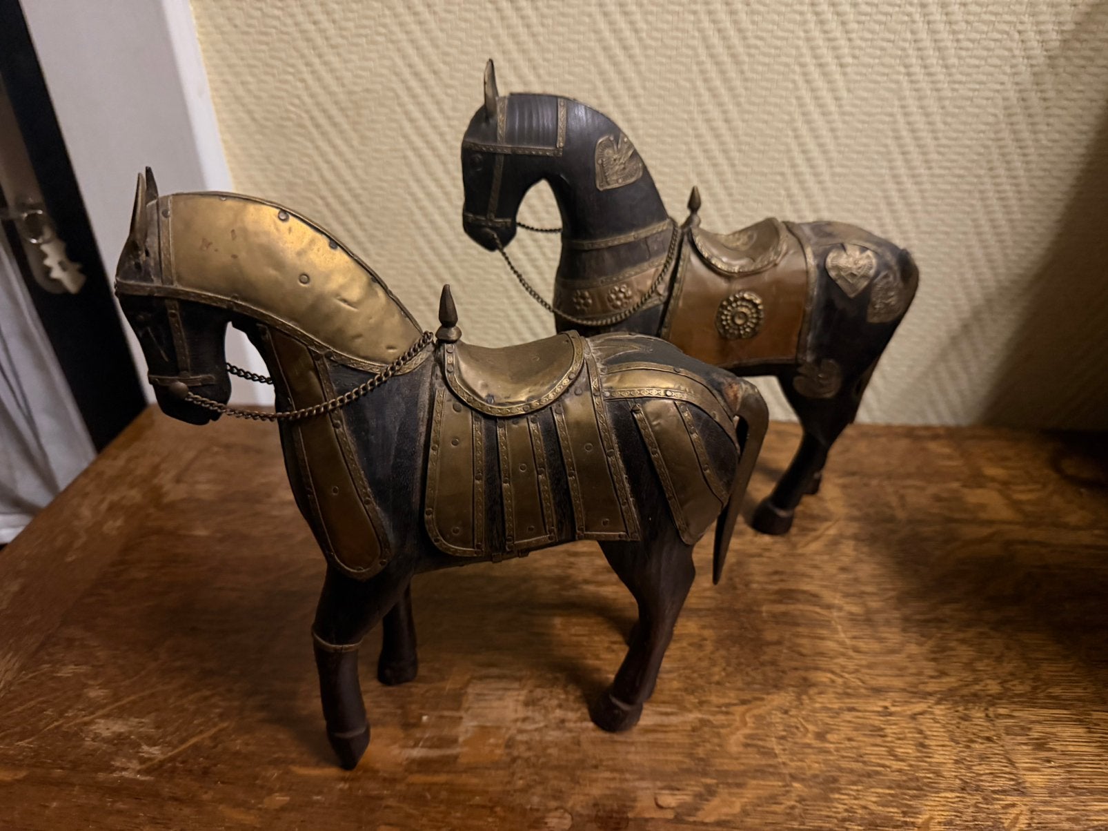 2 grote houten paardjes 25 cm met koper beleld brocante, Ophalen of Verzenden