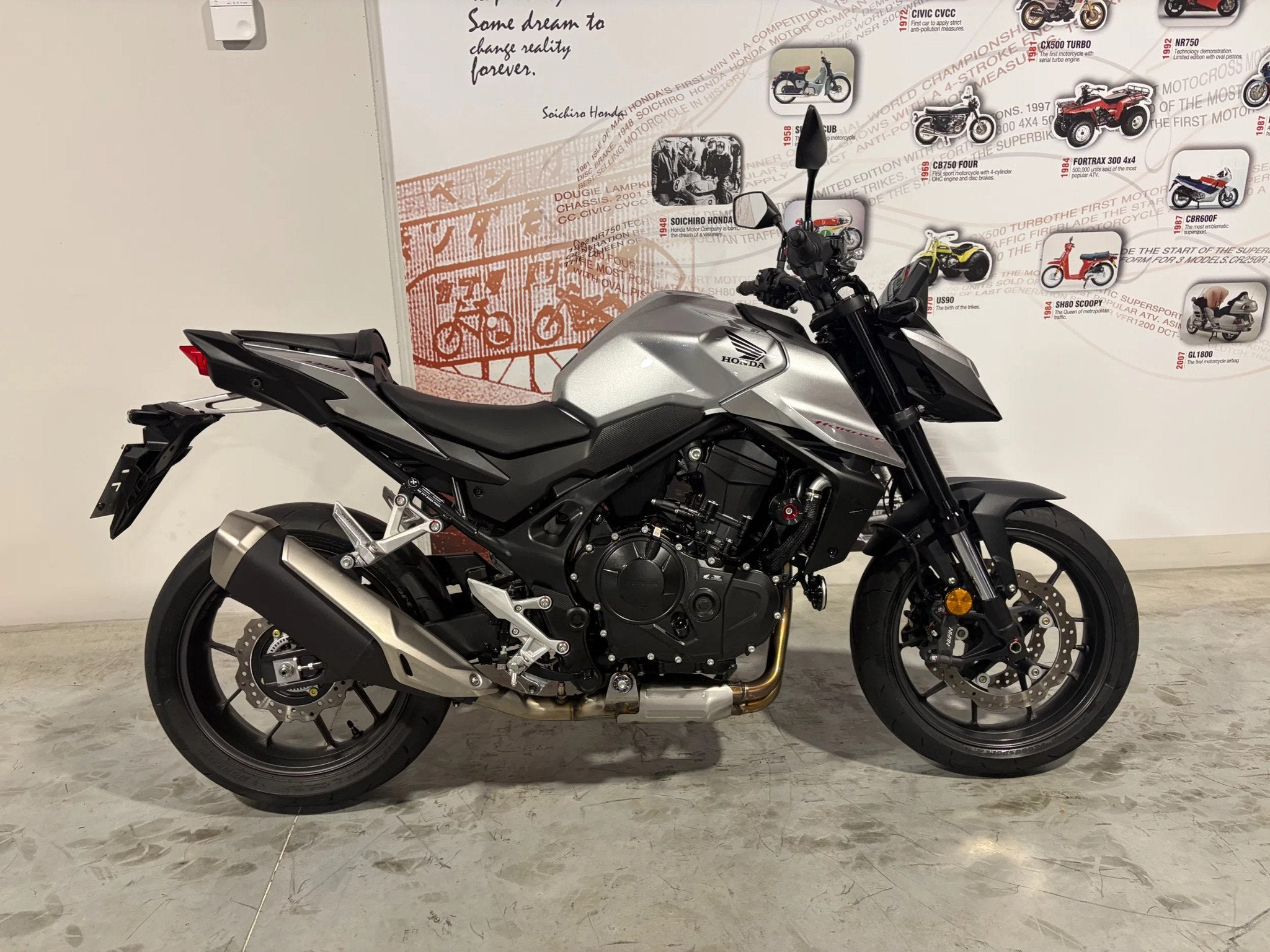 Honda CB750 Hornet in prachtstaat met quikshifter (bj 2025), Motoren, 750 cc, Meer dan 35 kW, Overig, Handgeschakeld