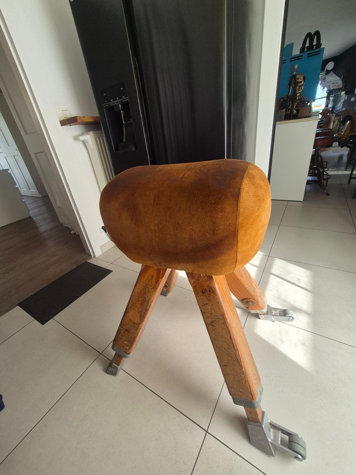 Turnbok in perfecte staat en mooie patine leder, Maison & Meubles, Enlèvement, Réglable en hauteur, Utilisé, Bois