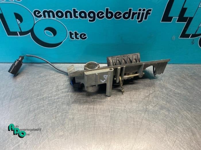 Poignée hayon d'un Volkswagen Caddy (Caddy 04-), Autos : Pièces & Accessoires, Volkswagen, -, 3 mois de garantie, Utilisé
