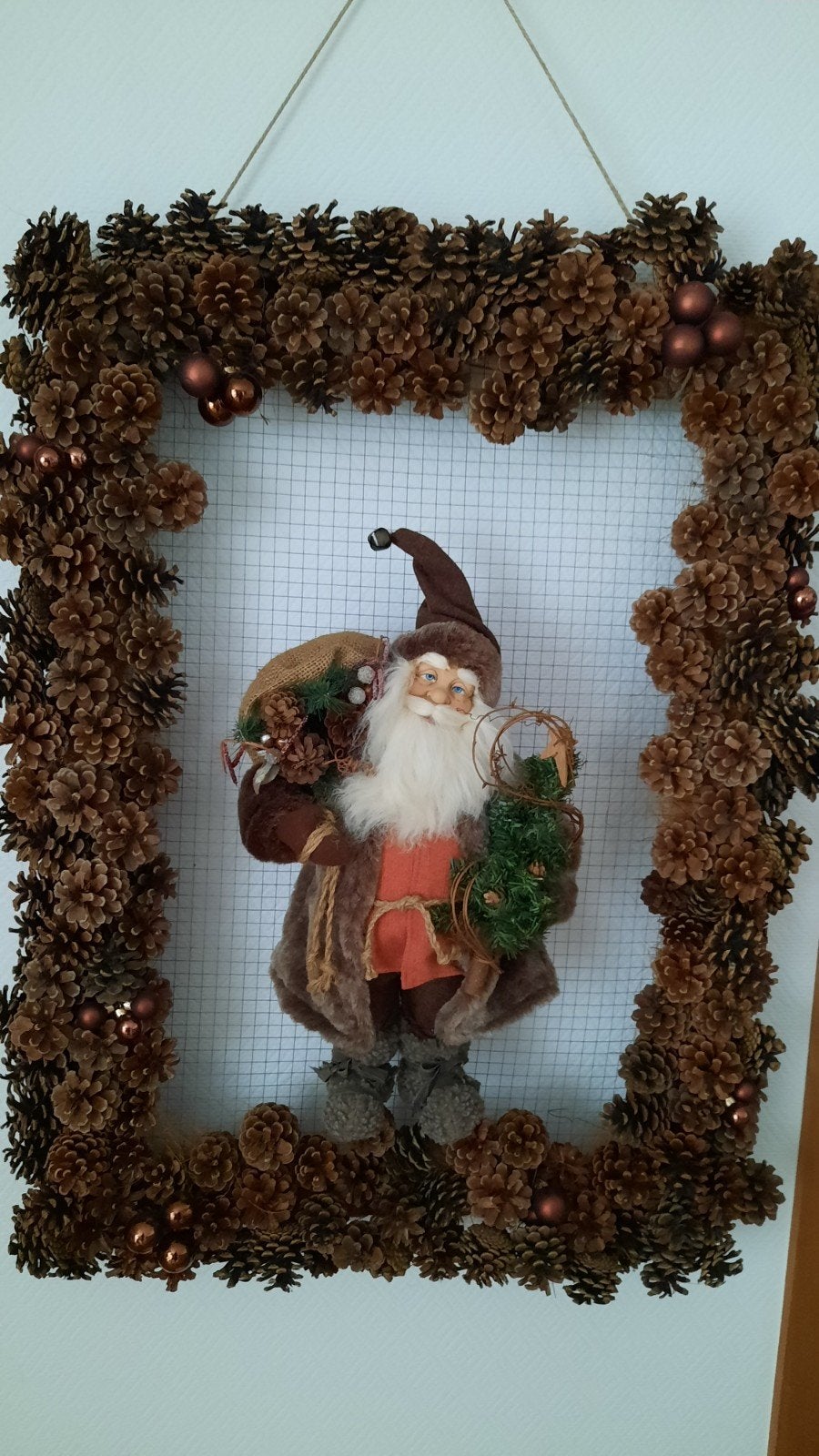 grote kerstman met dennenappels 72 B x 97 H, Diversen, Ophalen