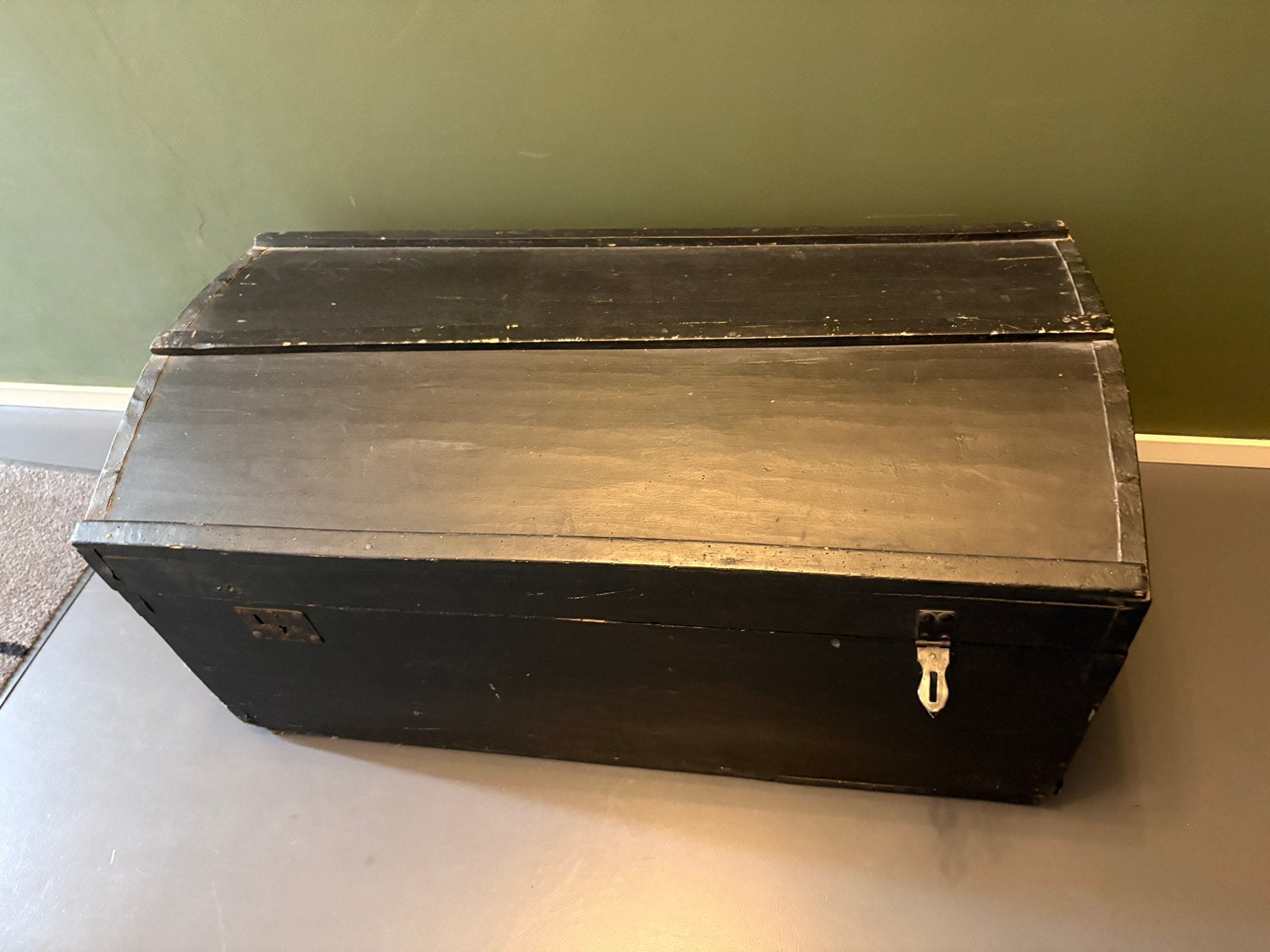 Antieke zwarte dekenkist, Musique & Instruments, Boîtiers & Valises, Enlèvement, Utilisé