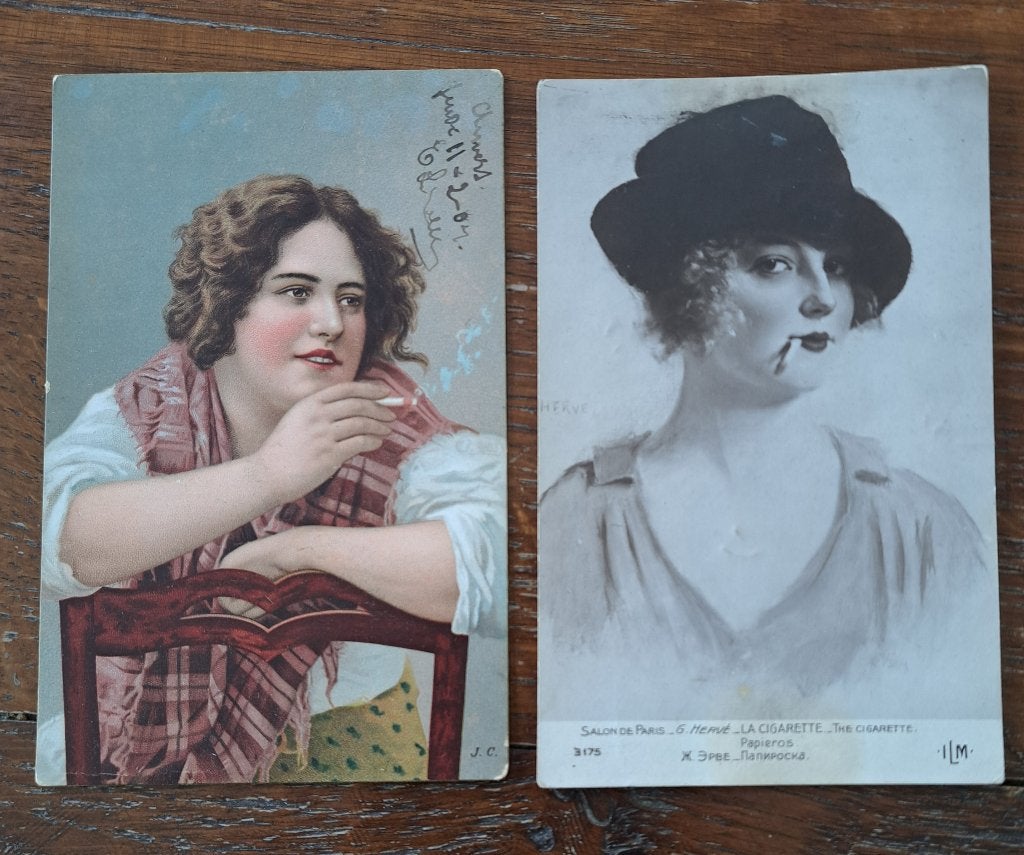 Carte postale femme à la cigarette, Verzamelen, Rookartikelen, Aanstekers en Luciferdoosjes, Ophalen of Verzenden