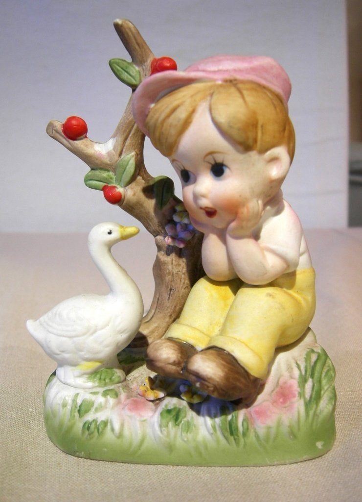 Jongetje met gans in biscuit, Ophalen of Verzenden, Gebruikt, Fantasy