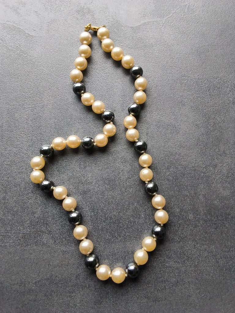 1 collier ancien en perles, Enlèvement