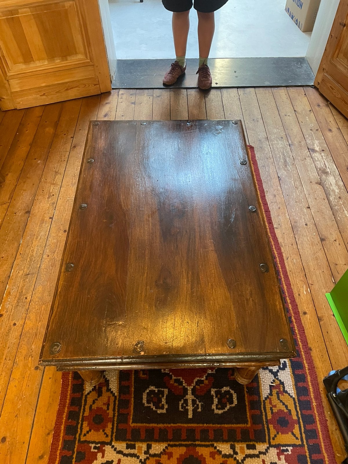 Robuuste houten salontafel, Huis en Inrichting, Tafels | Salontafels, Ophalen, Zo goed als nieuw