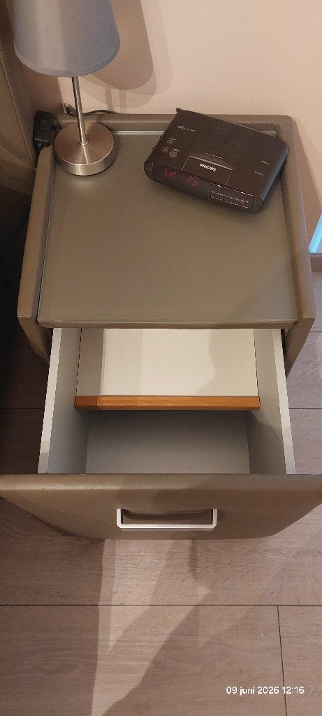 Twee nachtkastjes van het merk Velda, Huis en Inrichting, Ophalen, Kunststof, Gebruikt, Minder dan 45 cm