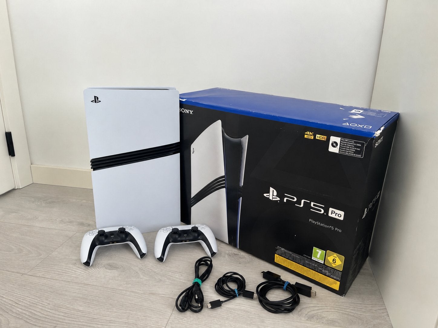 PS5 PRO (2TB) | 2 Controllers | Garantie, Games en Spelcomputers, Ophalen of Verzenden, Zo goed als nieuw, Playstation 5