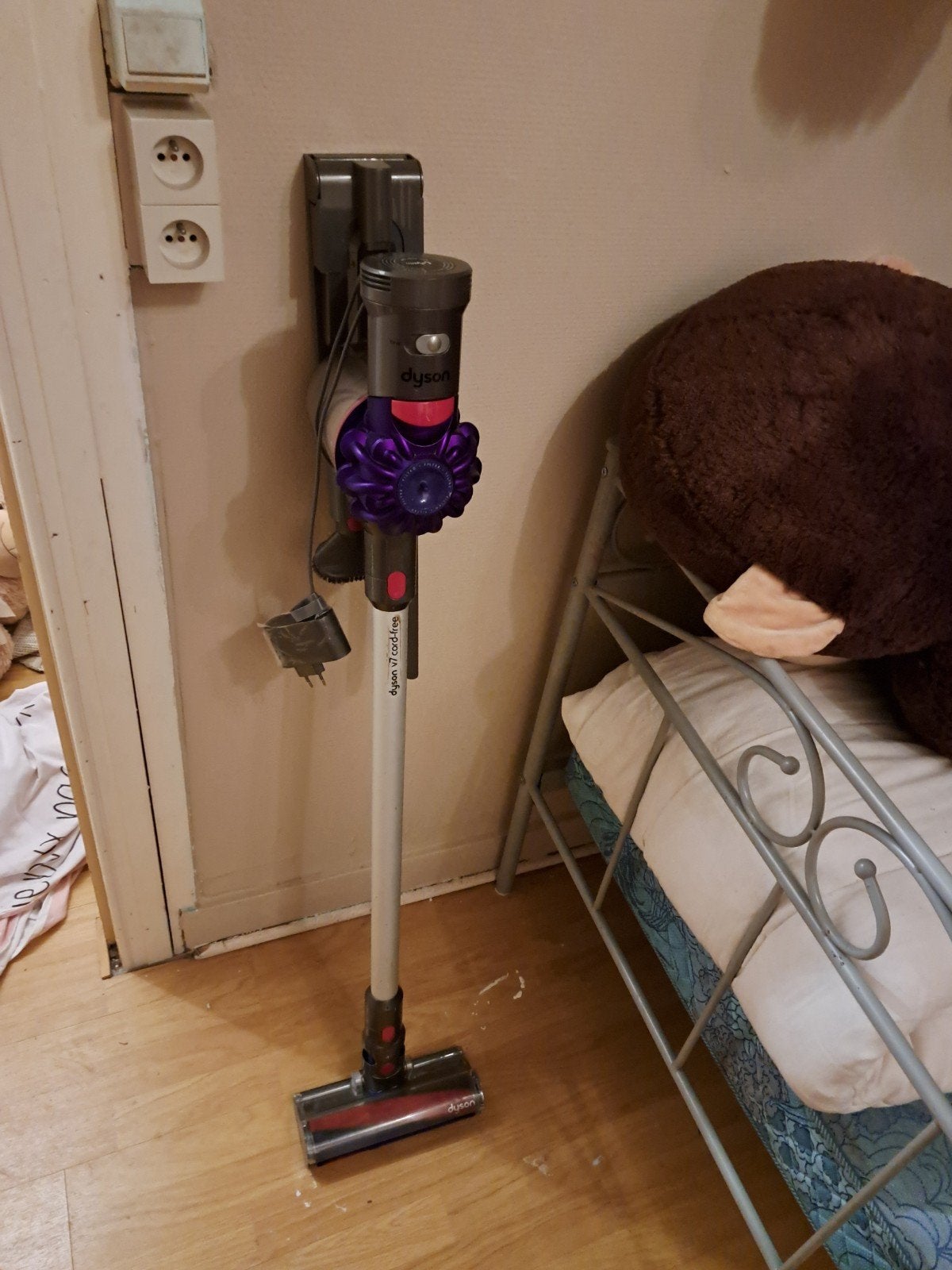 dyson v7 cord free complet, Enlèvement ou Envoi, Station de charge, Réservoir, Aspirateur balai
