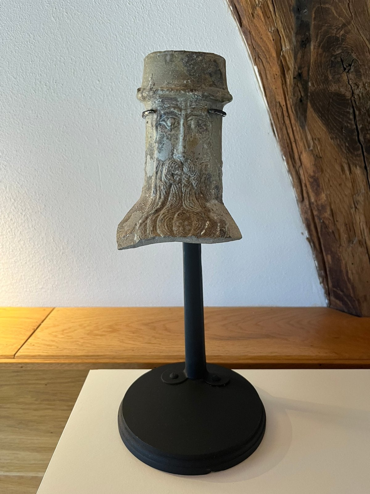 Baardman kruik fragment op sokkel, Ophalen