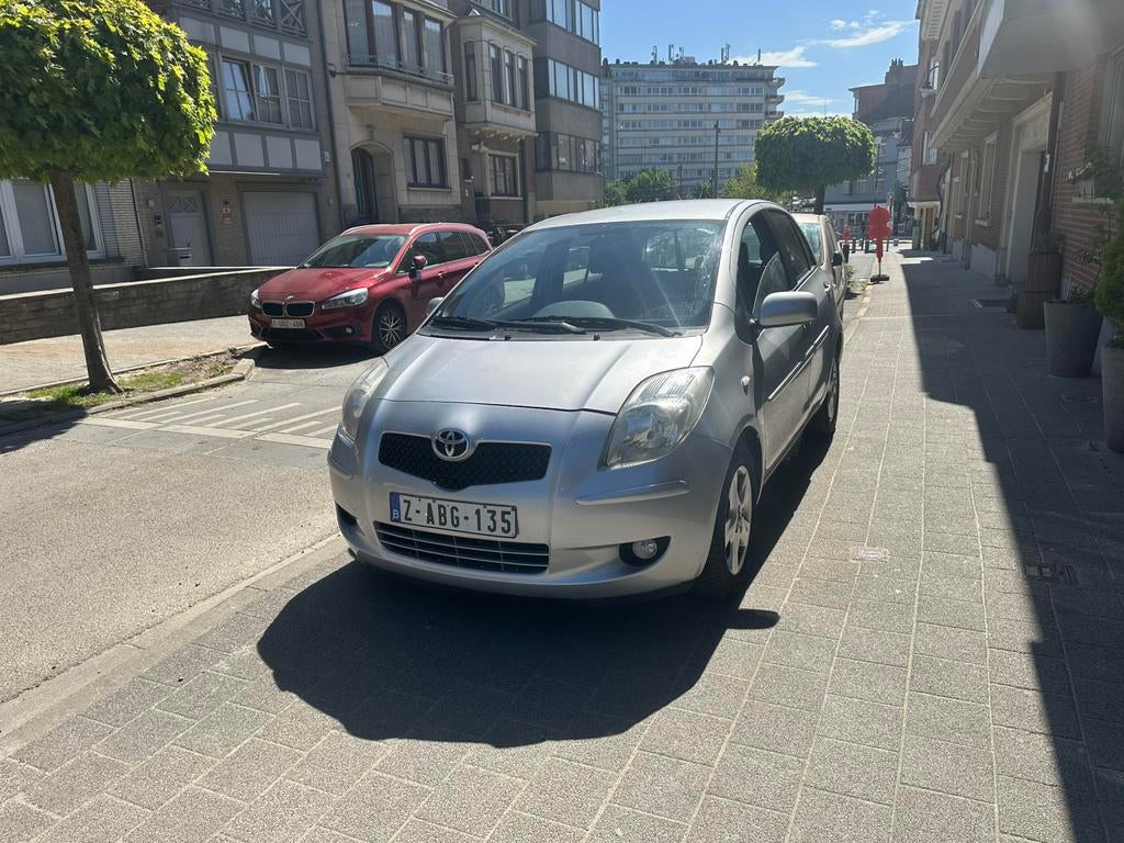 Toyota Yaris 1.3 Automaat Clean 0485905657, Auto's, Zwart, 4 cilinders, Bedrijf, 5 zetels