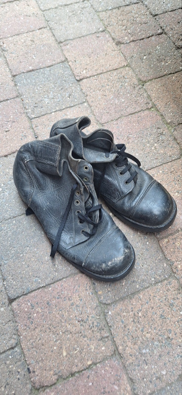 Ancienne paire de brodequins, Collections, Enlèvement