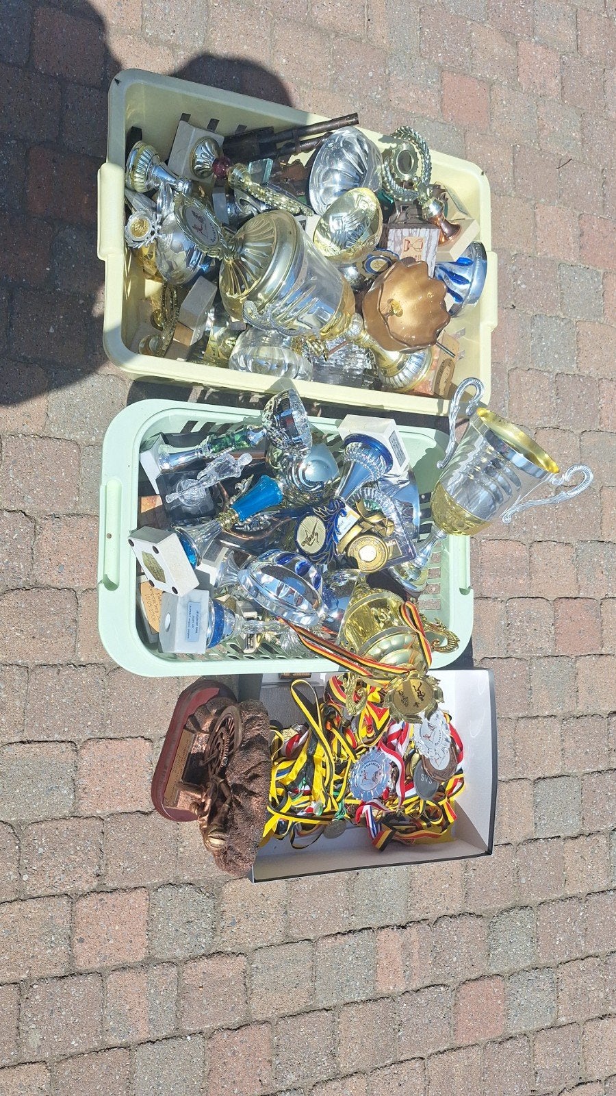 Verzameling trofeeen en medailles, Ophalen