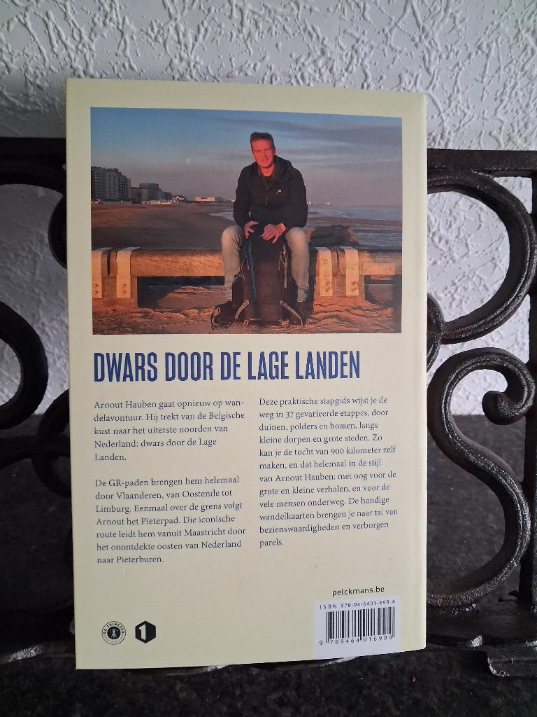 Arnout Hauben, 'Dwars door de Lage Landen: 37 wandelingen', Boeken, Arnout Hauben., Ophalen, 20e eeuw of later, Gelezen