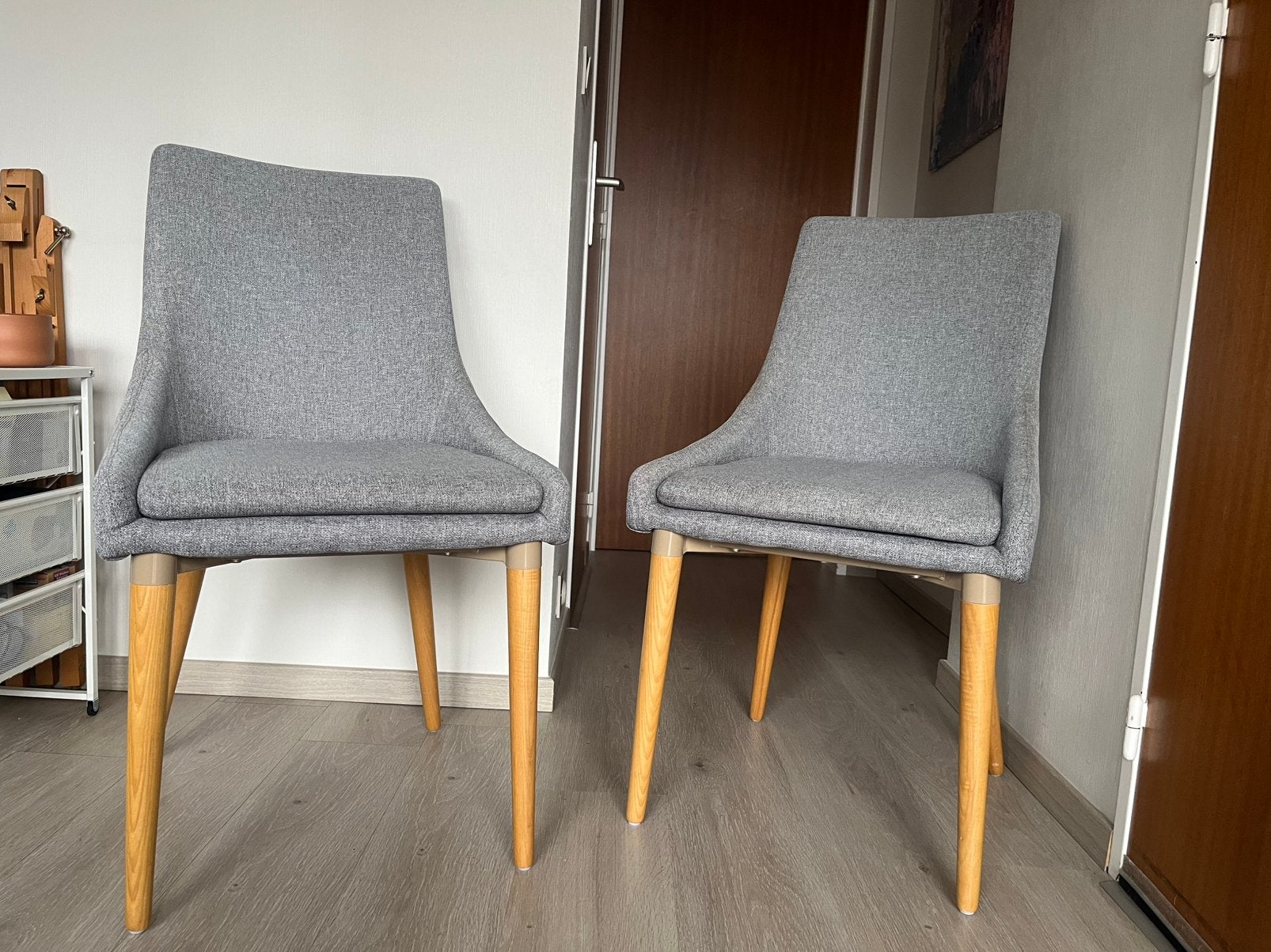 2 grijze eetkamerstoelen met houten poten, Ophalen, Gebruikt, Twee, Stof