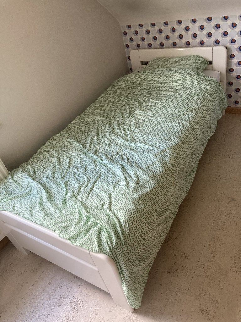 2 x Eenpersoonsbed met lattenbodem, matras en nachtkast, Huis en Inrichting, Slaapkamer | Bedden, Ophalen, 100 cm, Eenpersoons