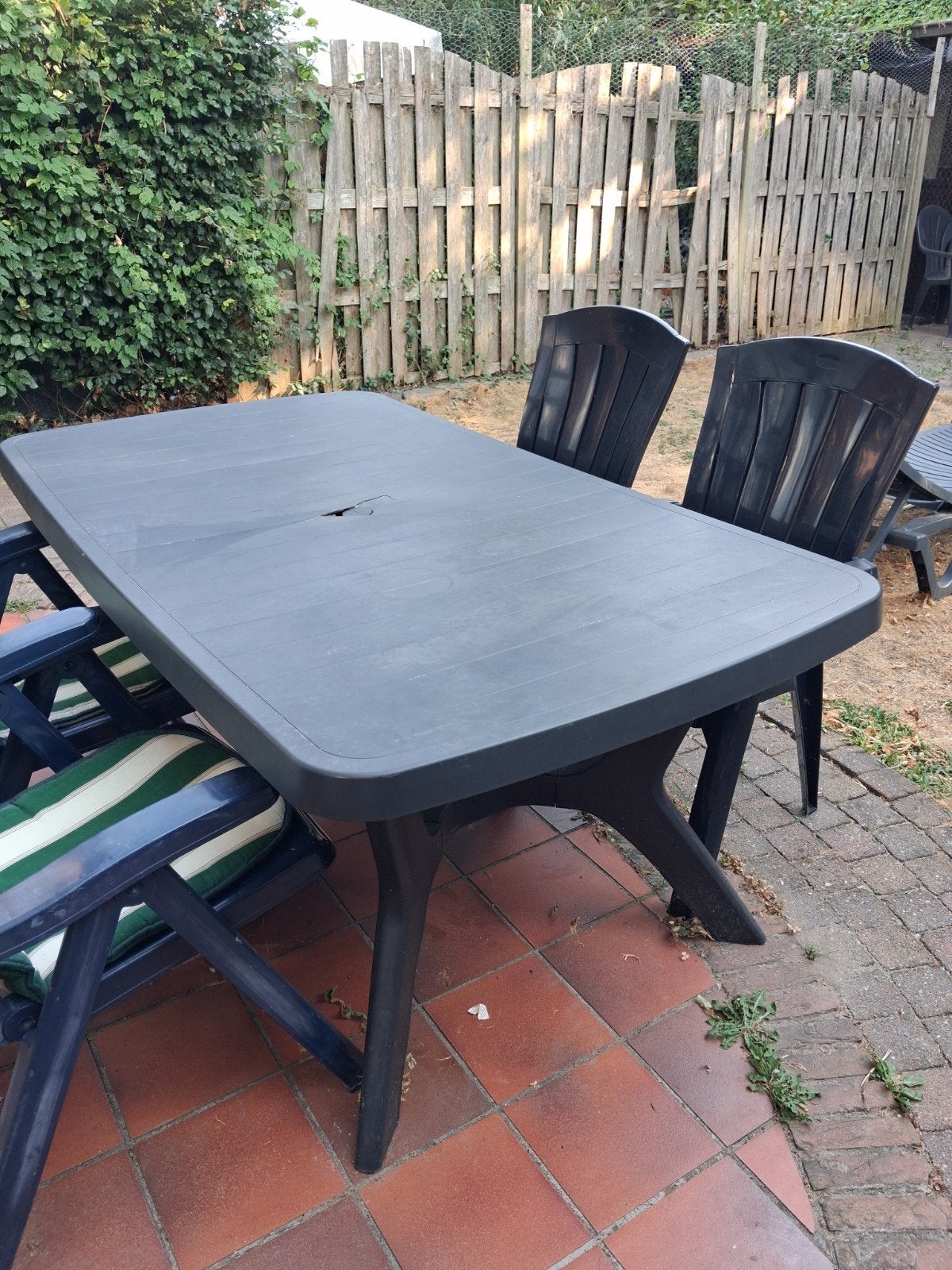 tuinmeubelen juist in tafel een stukje kapot plus 9 stoelen, Ophalen