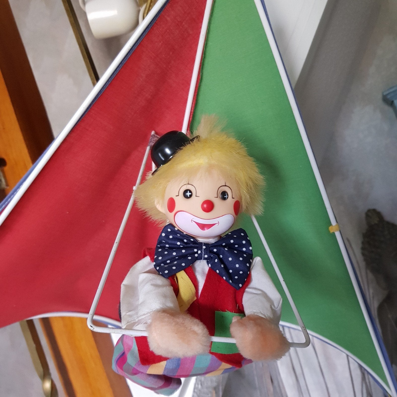 Lustre enfant "clown en parapente", Enlèvement