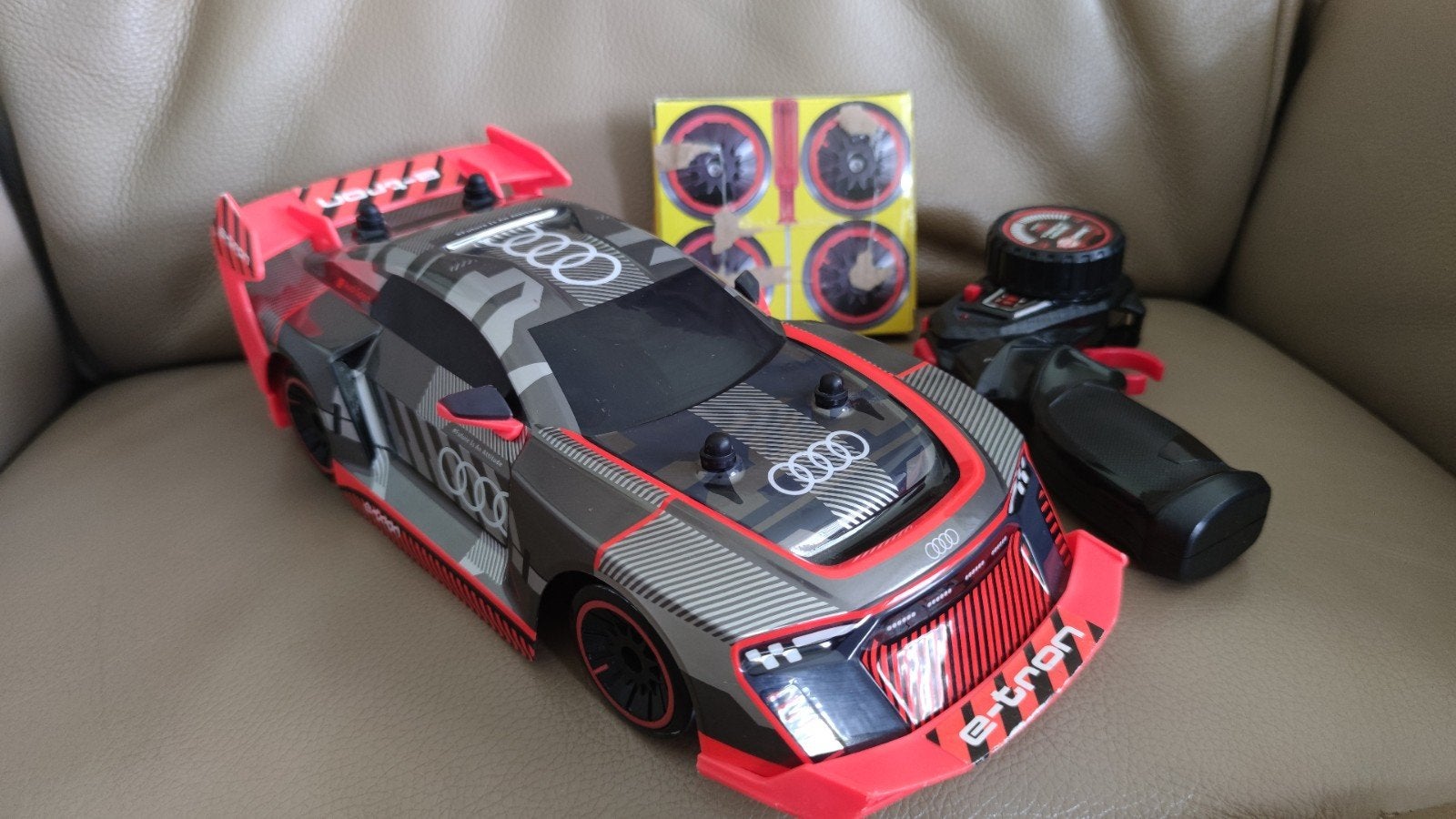 Voiture télécommandée à recharge USB - Audi Quattro Drift, Enlèvement ou Envoi, Échelle 1:16, Électro, RTR (Ready to Run)