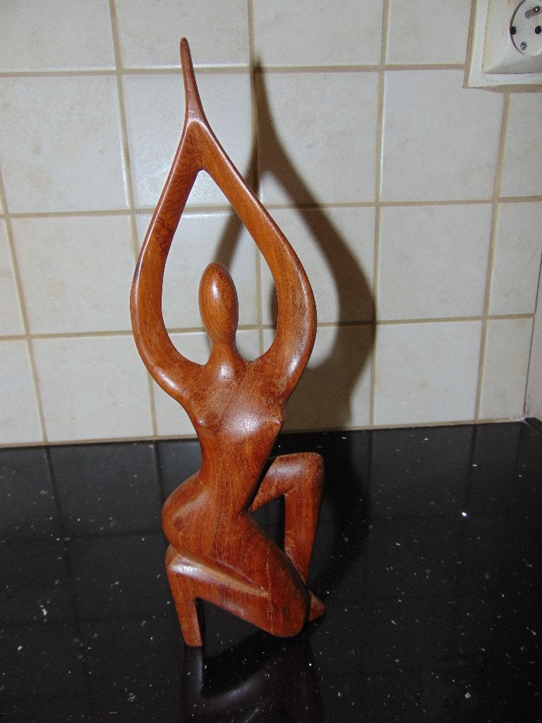 Houten sculptuur 'Dame in yogapose' 28 cm, Antiek en Kunst, Houtsnijwerk, Ophalen of Verzenden, 20 - 50 cm, Scène