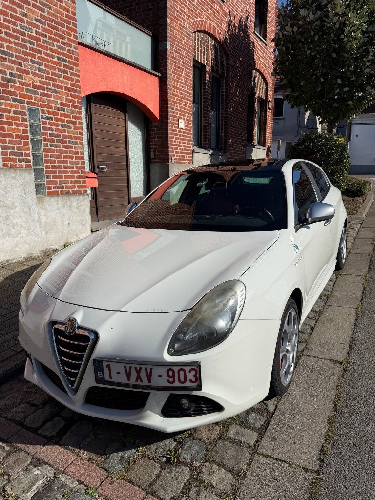 Alpha Roméo Giulietta 1800 turbo Quadrifolio, Cuir, Boîte manuelle, 5 portes, Assistance au freinage d'urgence