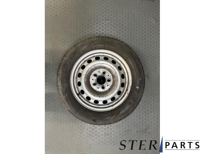 Jante + pneumatique d'un Mercedes Vito, Autos : Pièces & Accessoires, Pneus & Jantes, Véhicule de tourisme, -, 3 mois de garantie