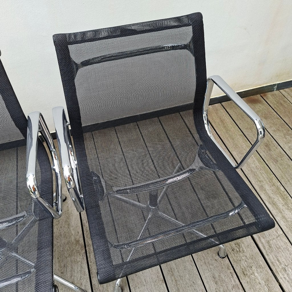 2 stoelen EA108 Charles & Ray Eames editie Vitra, Huis en Inrichting, Ophalen, Gebruikt
