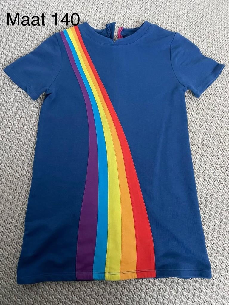 Leuk blauw jurkje K3 maat 140 met vrolijke regenboogprint., Ophalen, Zo goed als nieuw, Meisje