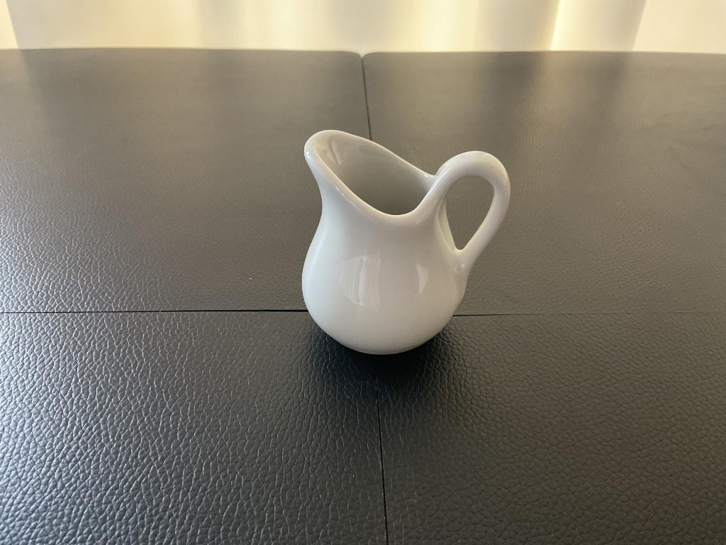 Melkkannetje wit porselein., Ophalen of Verzenden