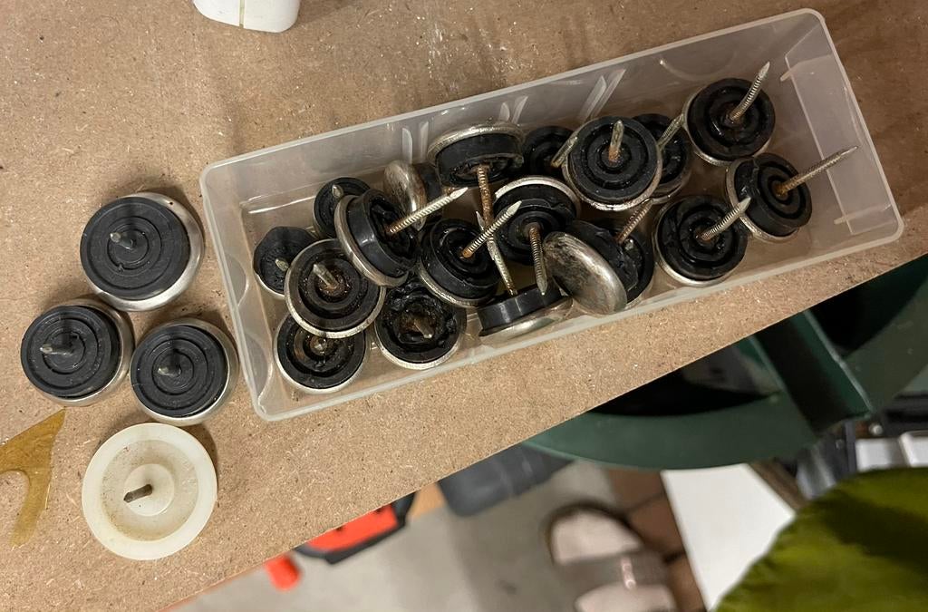 22 meubelglijders met spijkers, ook glijnagels genoemd., Ophalen of Verzenden, Spijkers