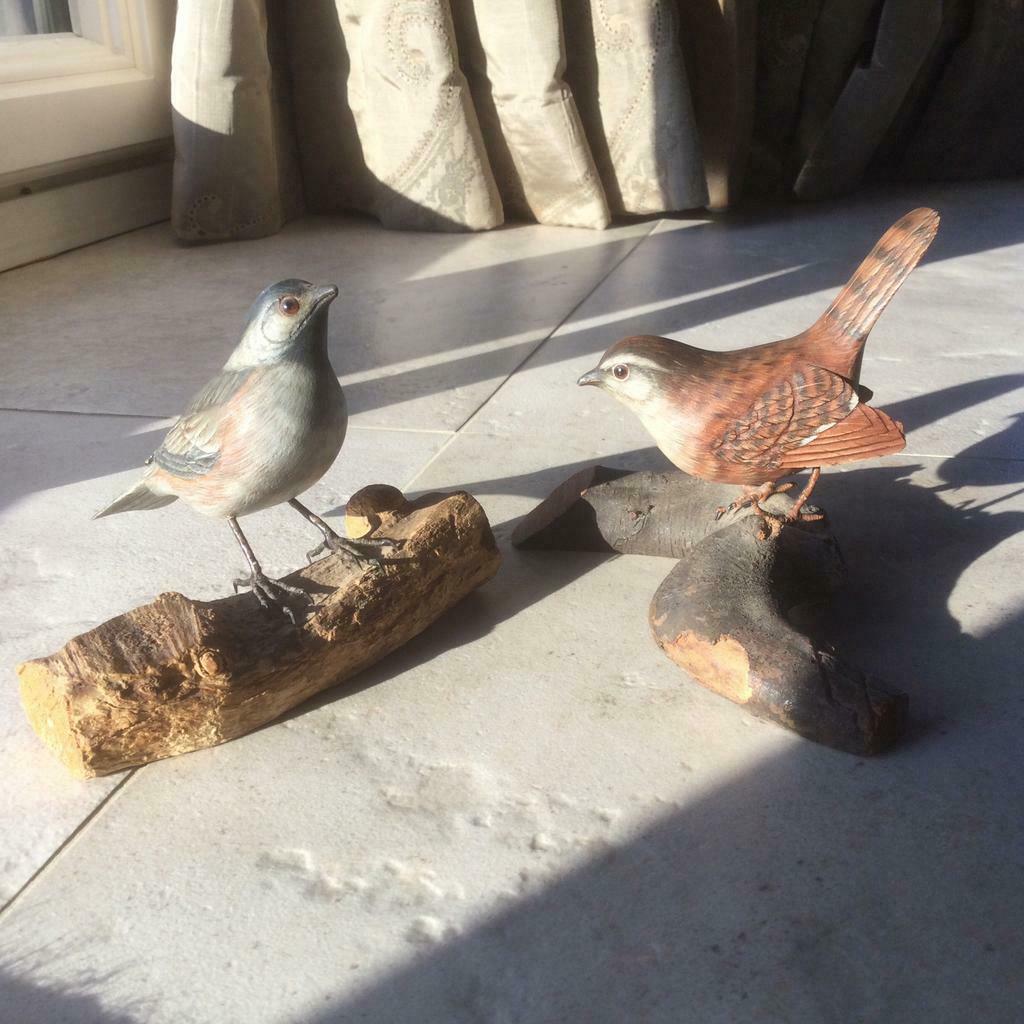 Hand carved and hand painted life-like birds in/on wood., Antiquités & Art, Antiquités | Céramique & Poterie, Enlèvement ou Envoi