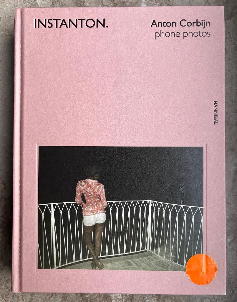 Anton Corbijn "Instanton - phone photos" GESIGNEERD !, Boeken, Fotografen, Anton corbijn, Ophalen of Verzenden, Zo goed als nieuw