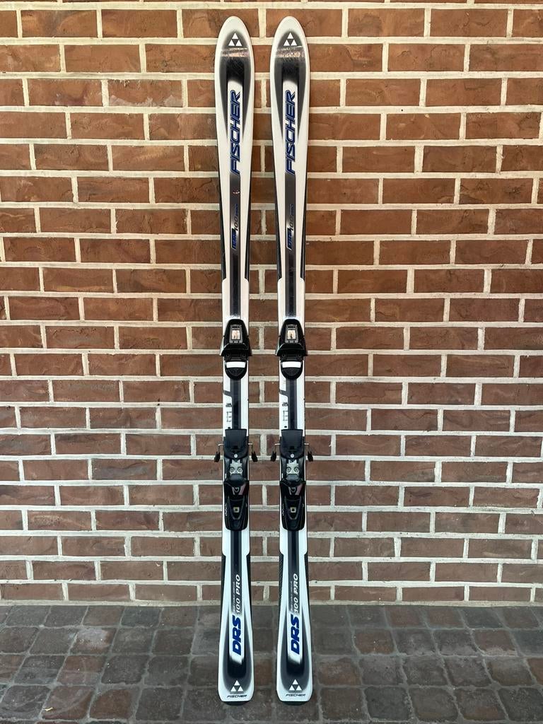 Twee skisets (ski’s, laarzen, stokken, draagtas), Ophalen, Ski, Stokken, Fischer
