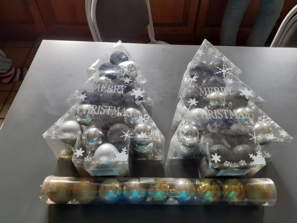 70 zwarte ,zilvere en goude kerstballen, Diversen, Ophalen of Verzenden, Zo goed als nieuw