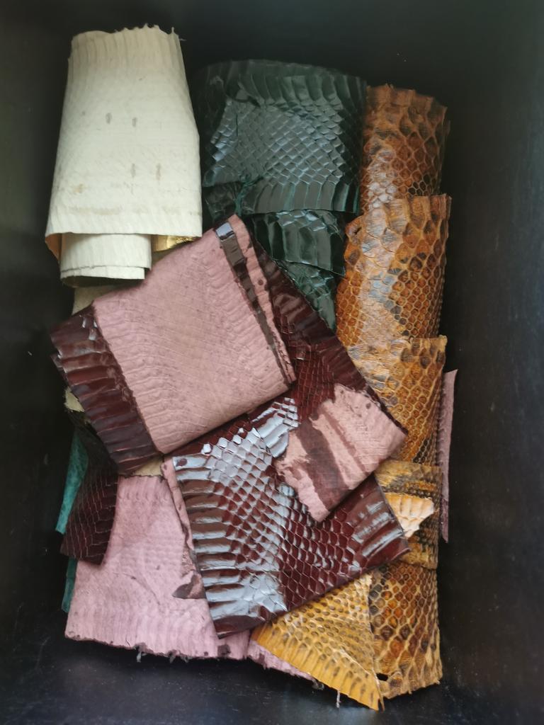 Lot peaux exotique de serpent python cuir bordeaux vert or, Hobby & Loisirs créatifs, Tissus & Chiffons, Enlèvement ou Envoi, Comme neuf