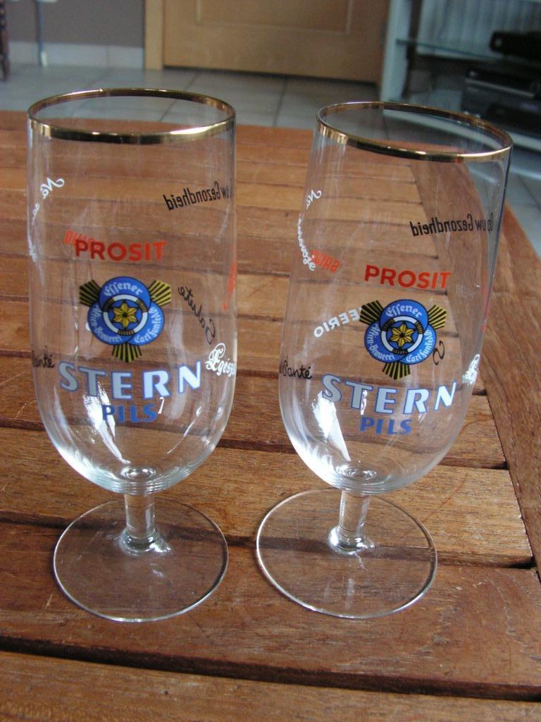 Deux verres de « Stern Pils »., Collections, Marques de bière, Neuf, Verre ou Verres, Autres marques, Enlèvement ou Envoi