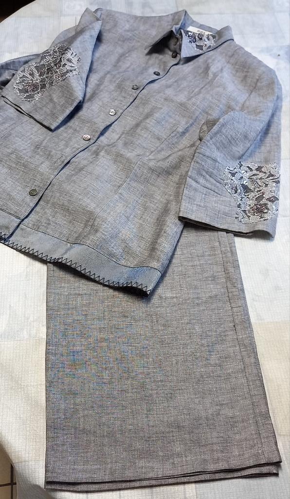 2 delig vestje+broek licht grijs merk Biba m.42 NIEUW, Vêtements | Femmes, Gris, Enlèvement ou Envoi, Autres types, Biba