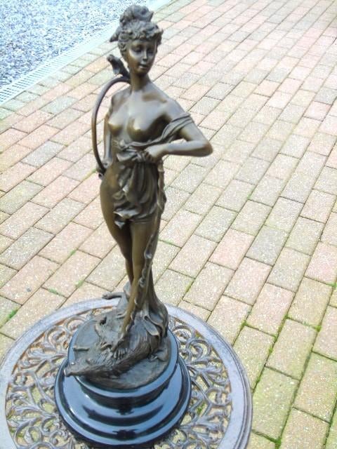 DIANA wilde zwijnmoordenaar gesigneerd in brons, ALBERT, Antiek en Kunst, Antiek | Brons en Koper, Brons, Ophalen