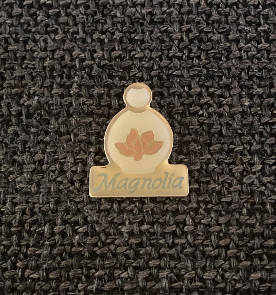PIN - MAGNOLIA - YVES ROCHER - PARFUM - PERFUME, Verzenden, Gebruikt, Merk, Speldje of Pin