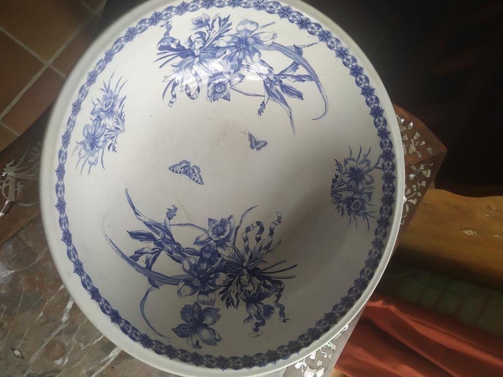 Plat creux blanc avec fleurs bleues, Antiquités & Art, Enlèvement