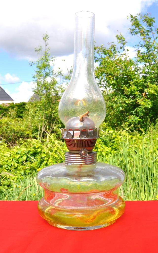 tres grosse lampe a petrole en verre blanc, Antiek en Kunst, Antiek | Verlichting, Ophalen