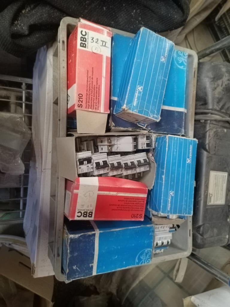 Grote partijen zekeringen, Doe-het-zelf en Bouw, Elektriciteit en Kabels, Zo goed als nieuw, Overige typen, Ophalen