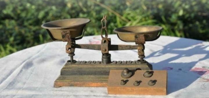 Ancien jouet balance fonte et cuivre + série poids, Enlèvement ou Envoi