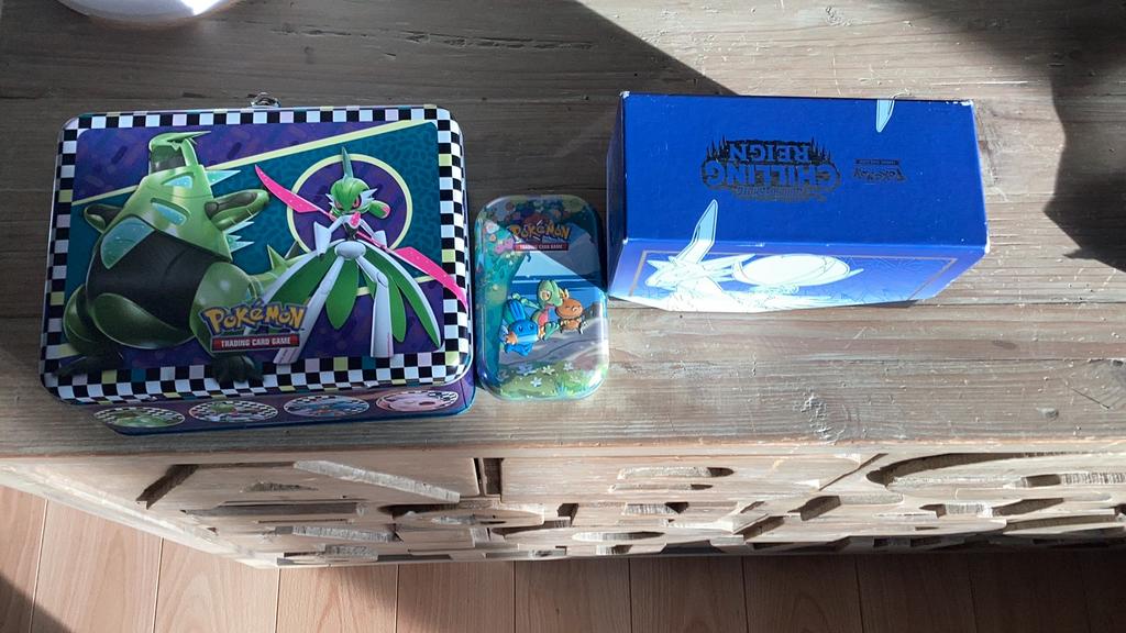 Pokemon lege dozen + etb met bulk van swsh era, Ophalen of Verzenden, Zo goed als nieuw