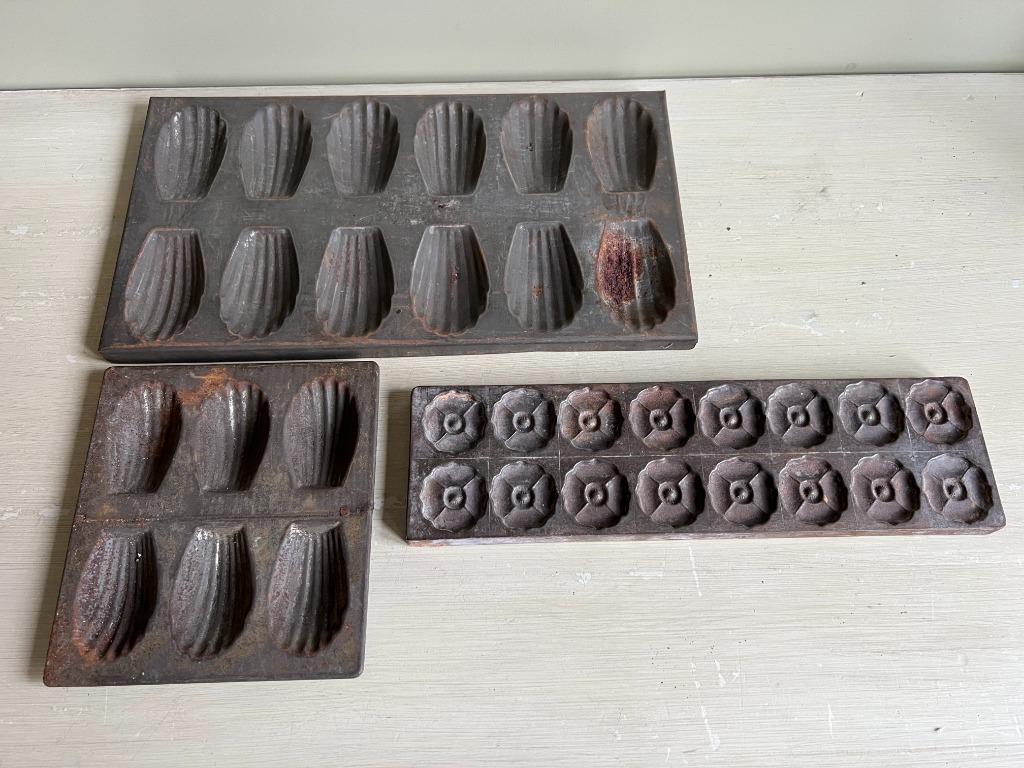 Twee madeleinevormen en een chocoladevorm., Antiek en Kunst, Ophalen of Verzenden