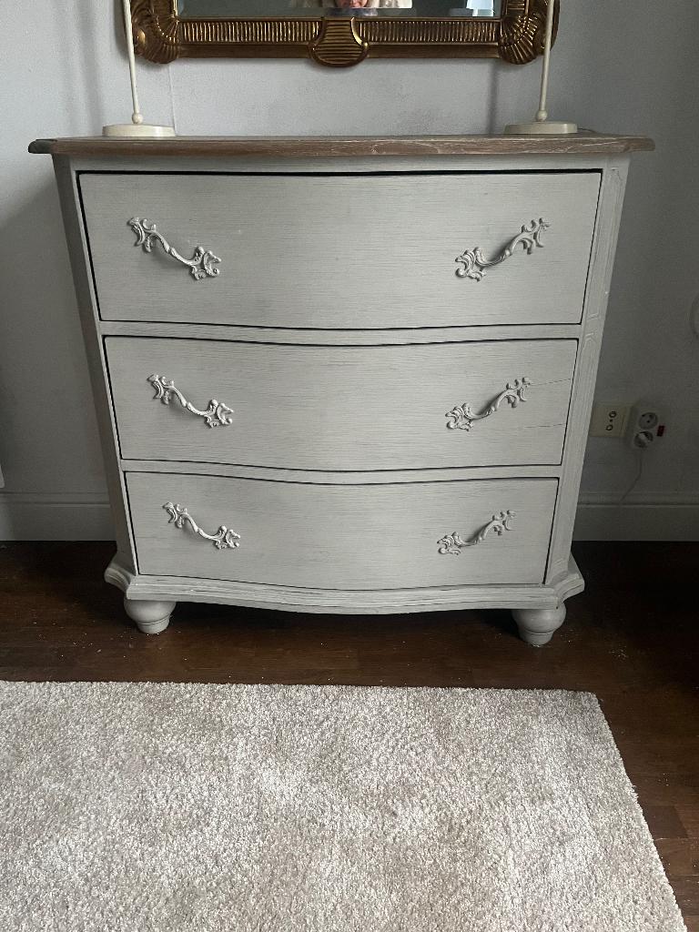 Landelijke ladekast/commode krijtgrijs met houtlook blad m, Ophalen, 50 tot 100 cm, Zo goed als nieuw, Cottage